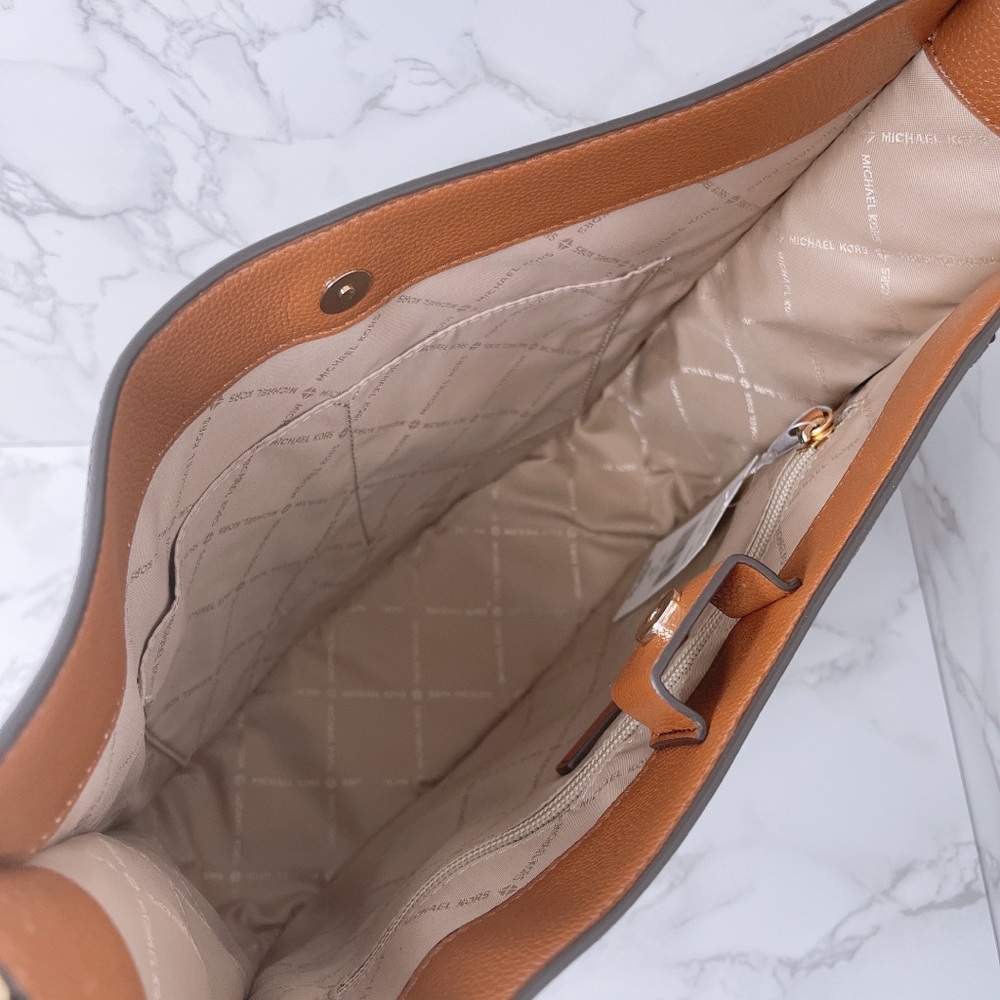 Michael Kors Briley Large Messenger - Picture 6 of 7